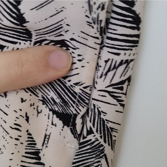 Banana Republic Black & White Leaf Print Dress Shorts 10 - Picture 13 of 15